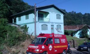 Casa foi isolada para realização de perícia na manhã deste sábado em Lindóia do Sul