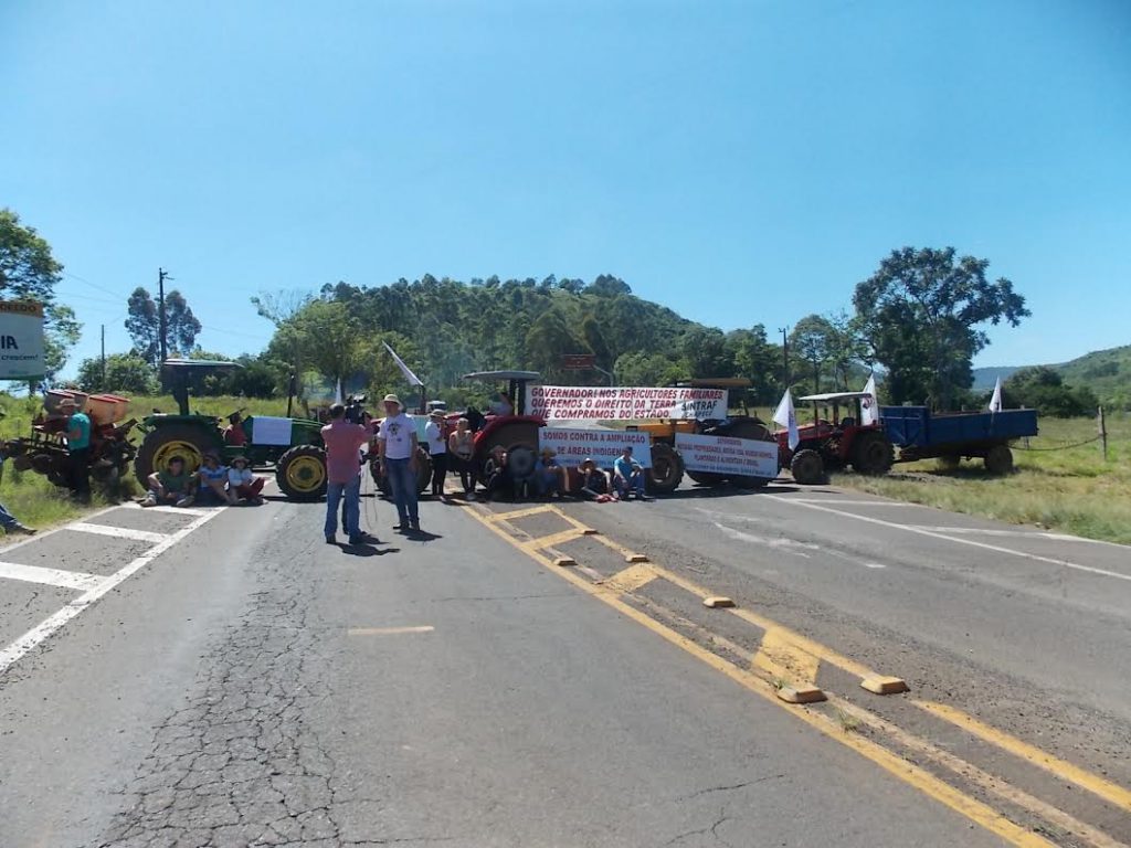 Vários protestos foram feitos pelos agricultores que são contrários a demarcação das terras na região