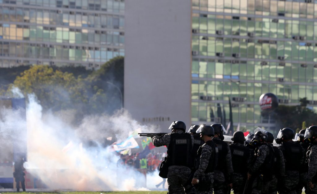 Riot police officers clash with demonstrators during a protest against President Michel Temer and the latest corruption scandal to hit the country, in Brasilia, Brazil, May 24, 2017.  REUTERS/Paulo Whitaker