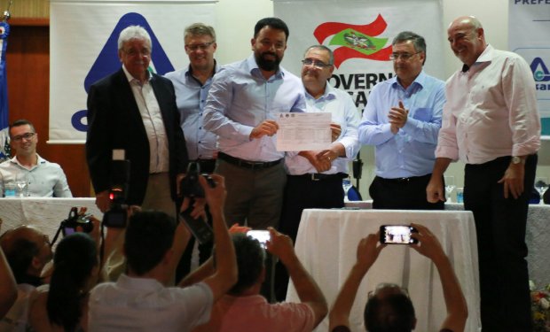 piratuba_-_governador_assina_ordem_de_servico_para_implantacao_do_sistema_integrado_de_esgotamento_sanitario_de_piratuba_e_ipira_20171128_1904866690
