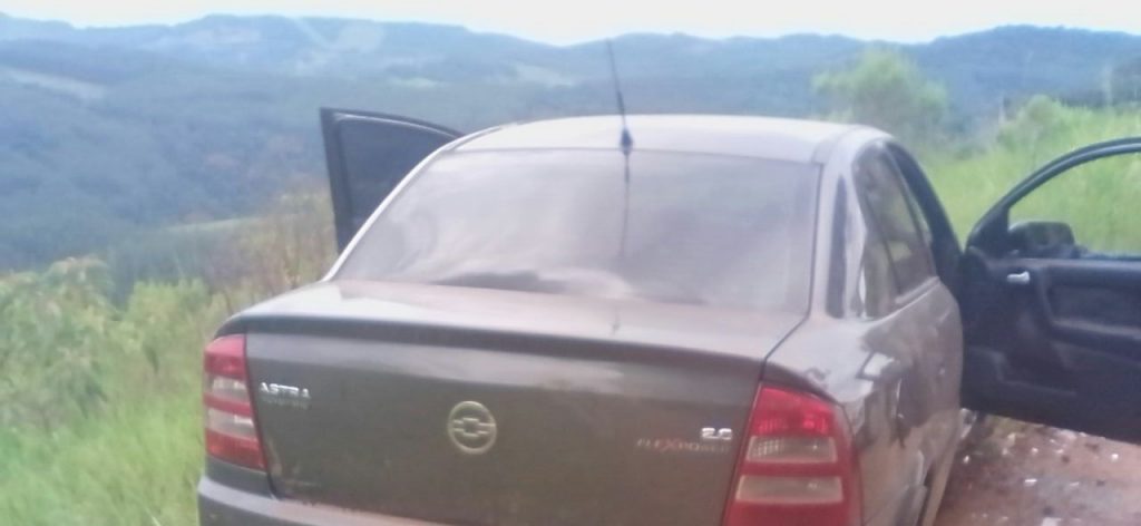 Na fuga os dois suspeitos abandonaram o carro que foi apreendido. Dentro a PM encontrou um rifle
