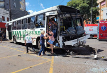 Pelo menos 23 pessoas ficam feridas em colisão entre dois ônibus em Passo Fundo/RS