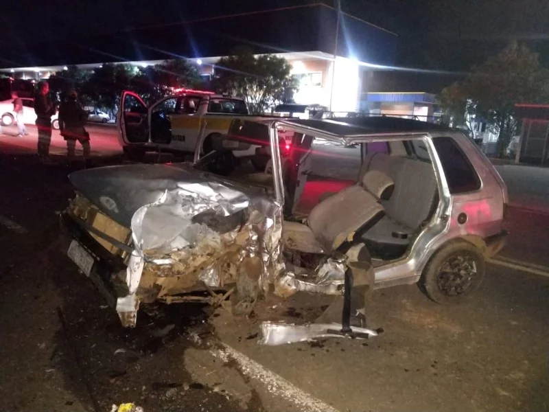 Motorista com sinais de embriaguez fica preso às ferragens após colisão  frontal 