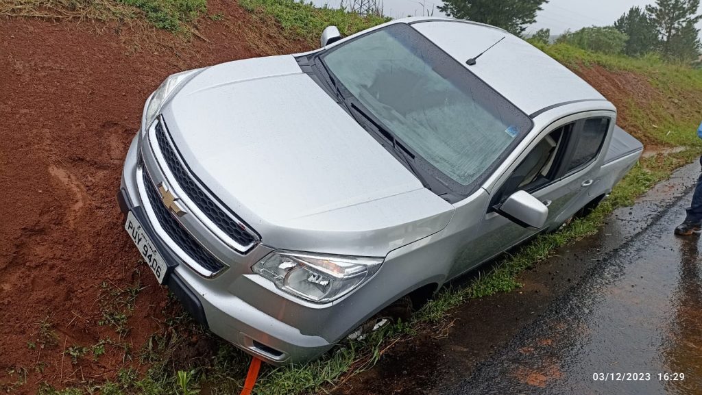 Carro da Argentina sai da pista e bate em barranco na BR-282 em Irani