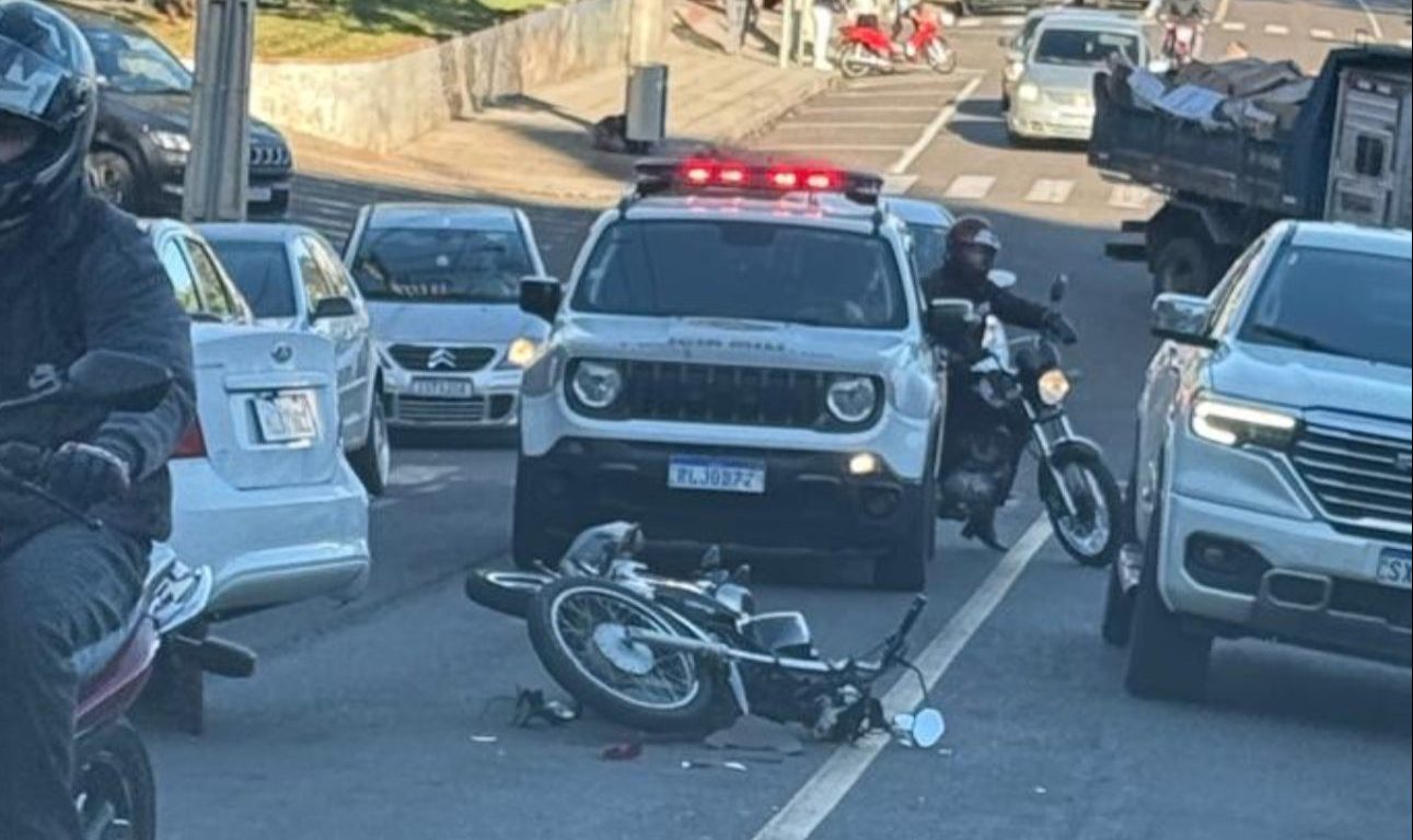 Colisão entre carro e moto é atendida pelos Bombeiros em Concórdia