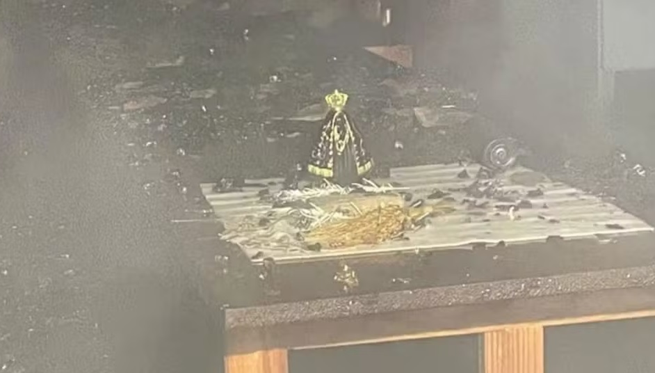 Durante incêndio, imagem de Nossa Senhora e bíblia resistem