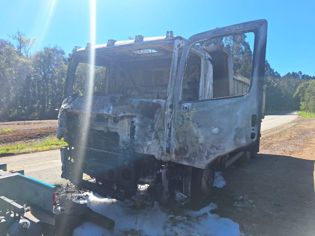 Em Água Doce incêndio em caminhão é registrado, na SC-150