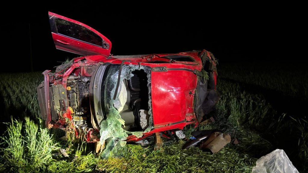 Dois homens ficam feridos após saída de pista e capotamento