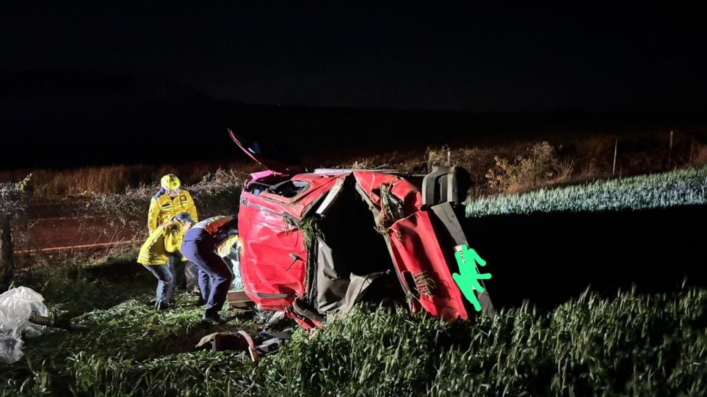 Dois homens ficam feridos após saída de pista e capotamento