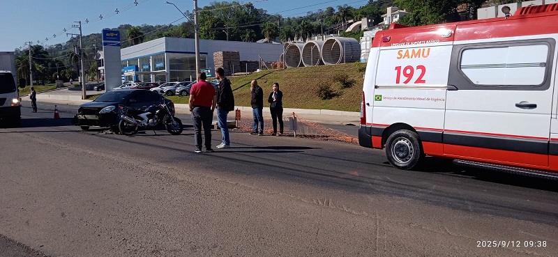 Um acidente deixou uma motociclista ferida