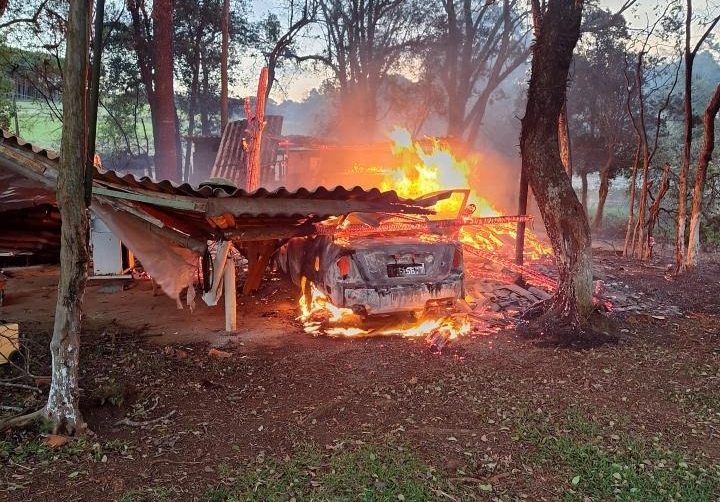 Jovem de 22 anos é presa após provocar incêndio e ameaça