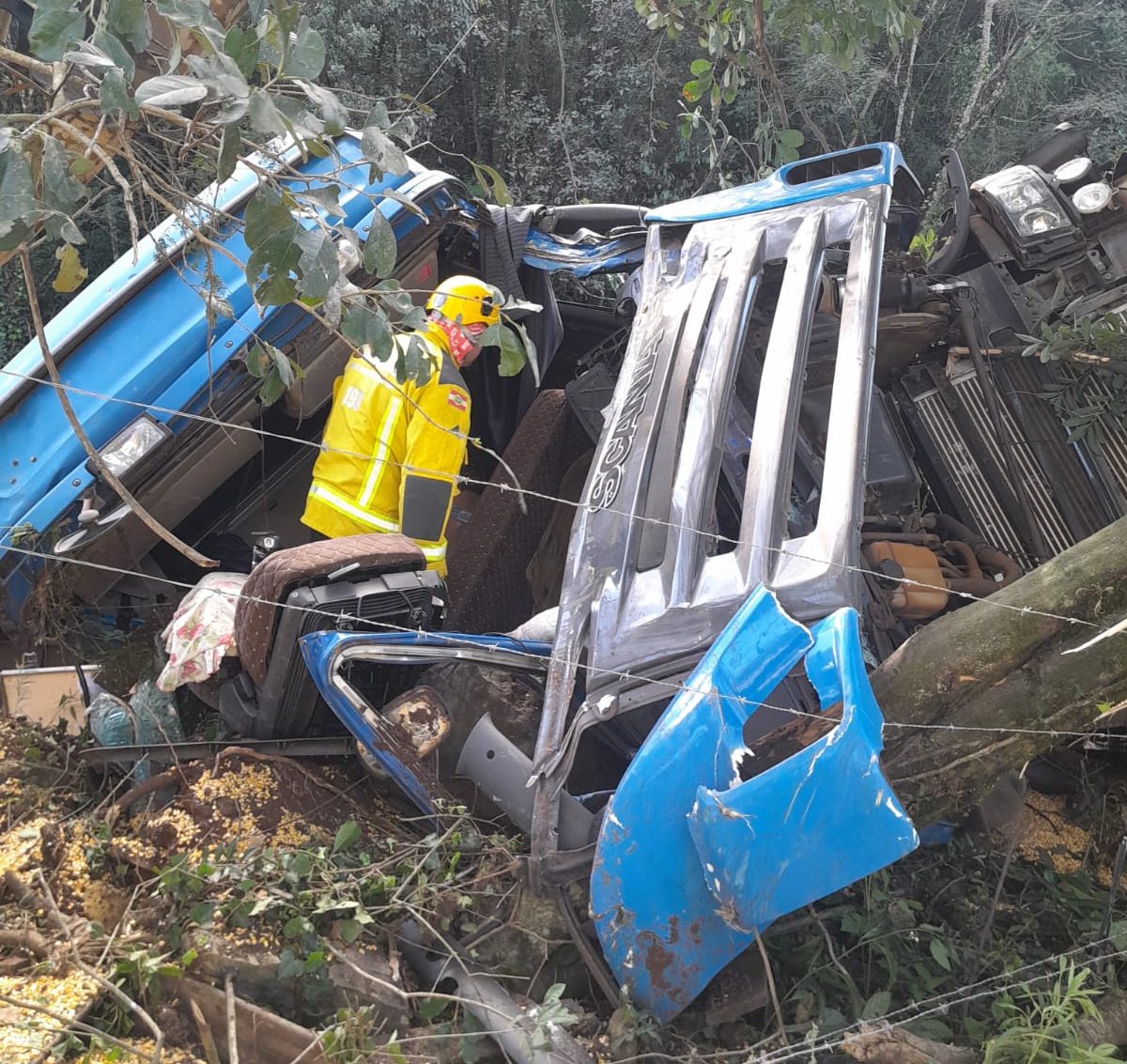 Caminhão apresenta pane mecânica, sai da pista e capota na SC-464