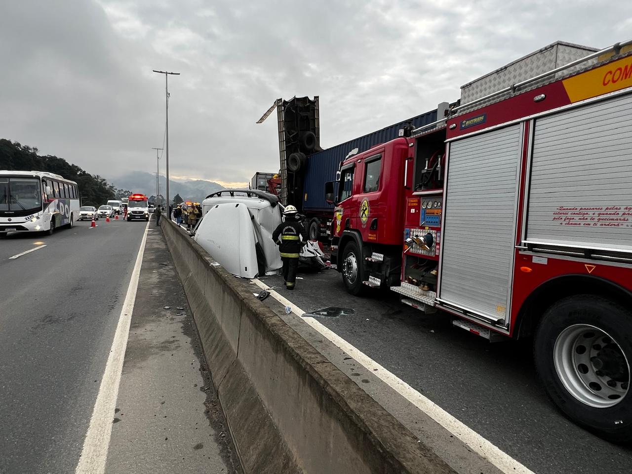 Engavetamento envolvendo na BR-470 deixa 6 vítimas