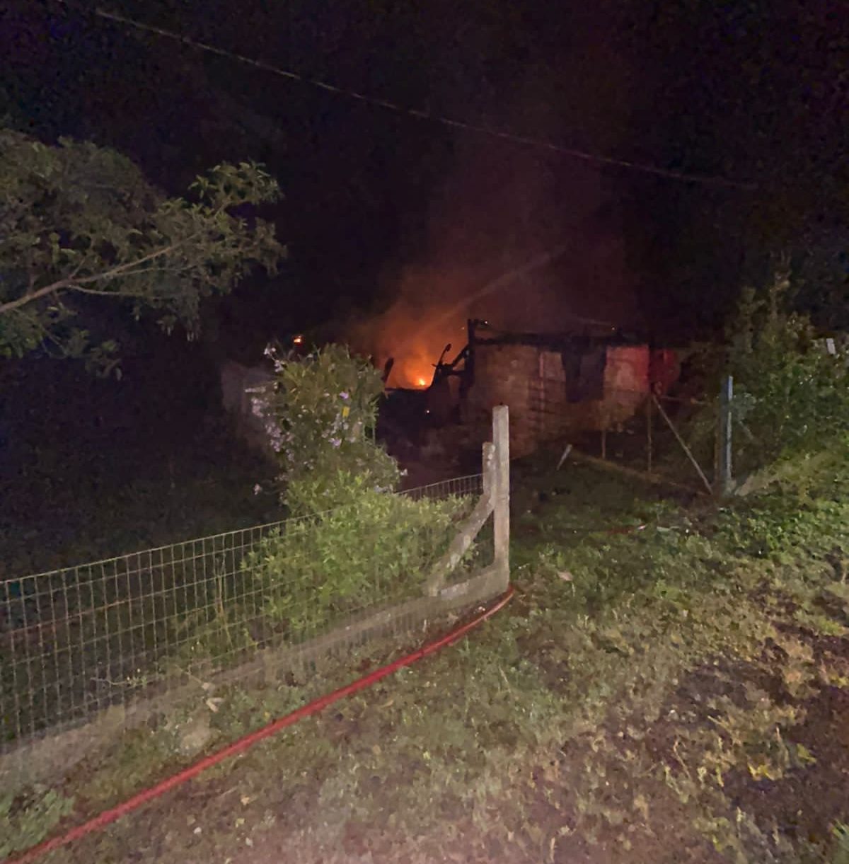Bombeiros voluntários combatem incêndio residência