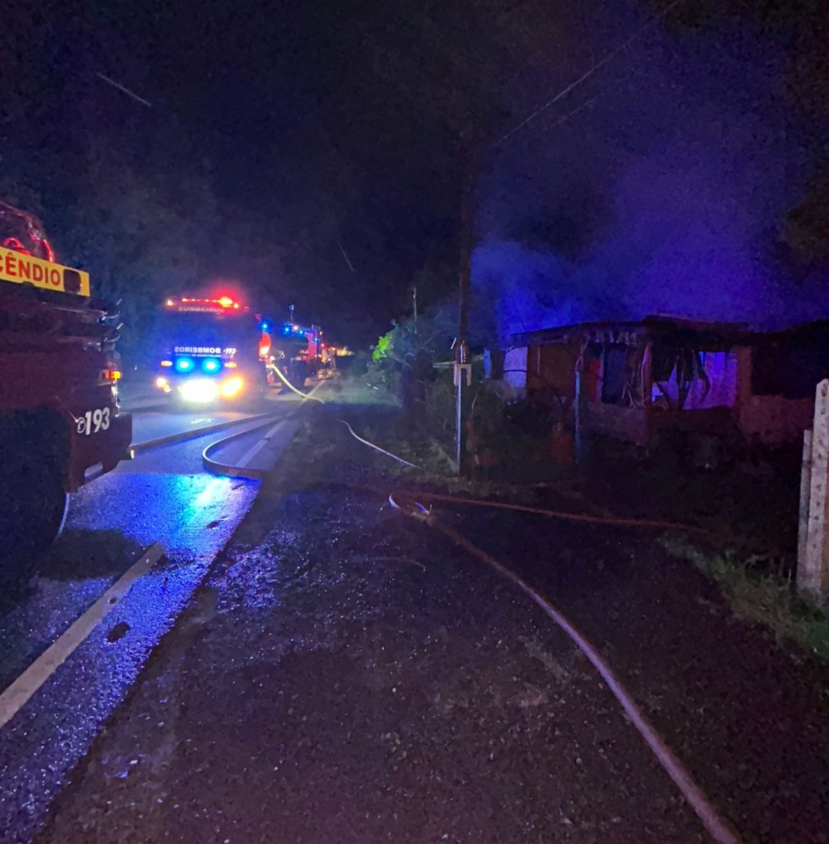 Bombeiros voluntários combatem incêndio residência