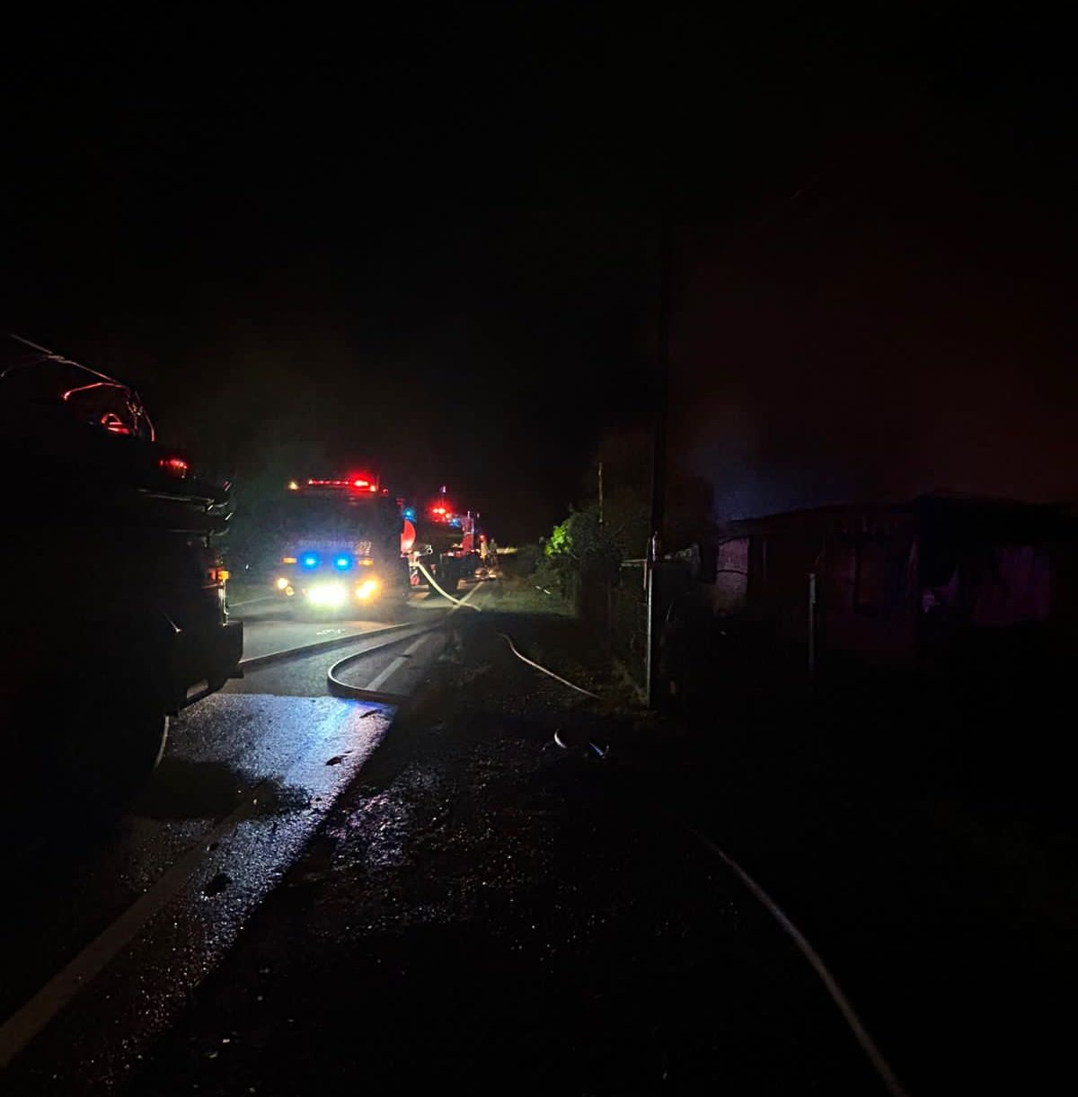 Bombeiros voluntários combatem incêndio residência