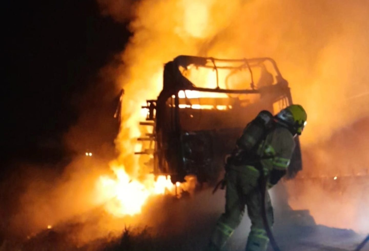 Carreta carregada com embutidos é destruída por incêndio na BR-153