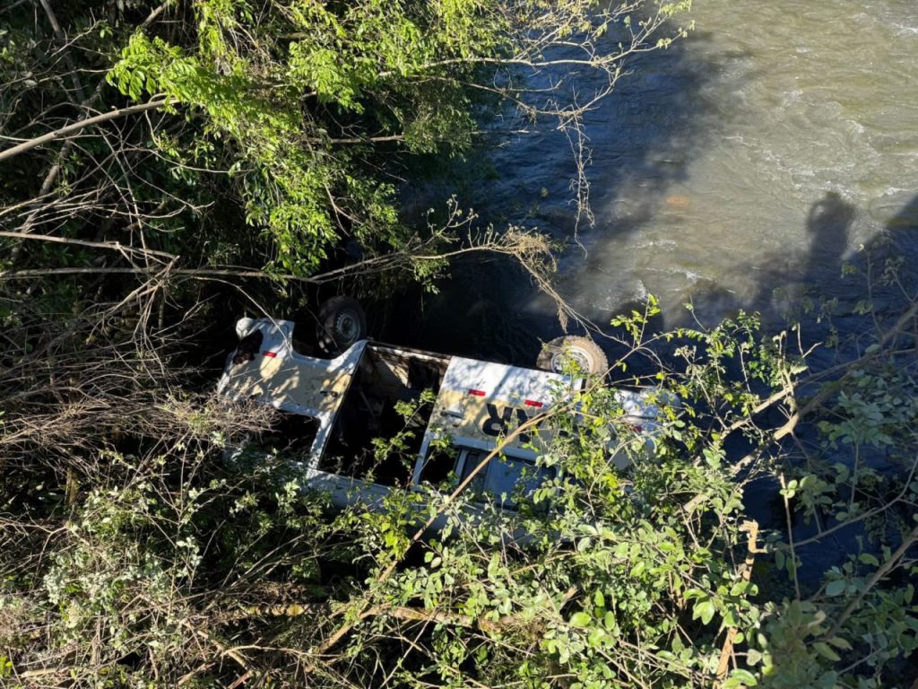 Kombi escolar capota e cai em rio no interior de Santa Cecília