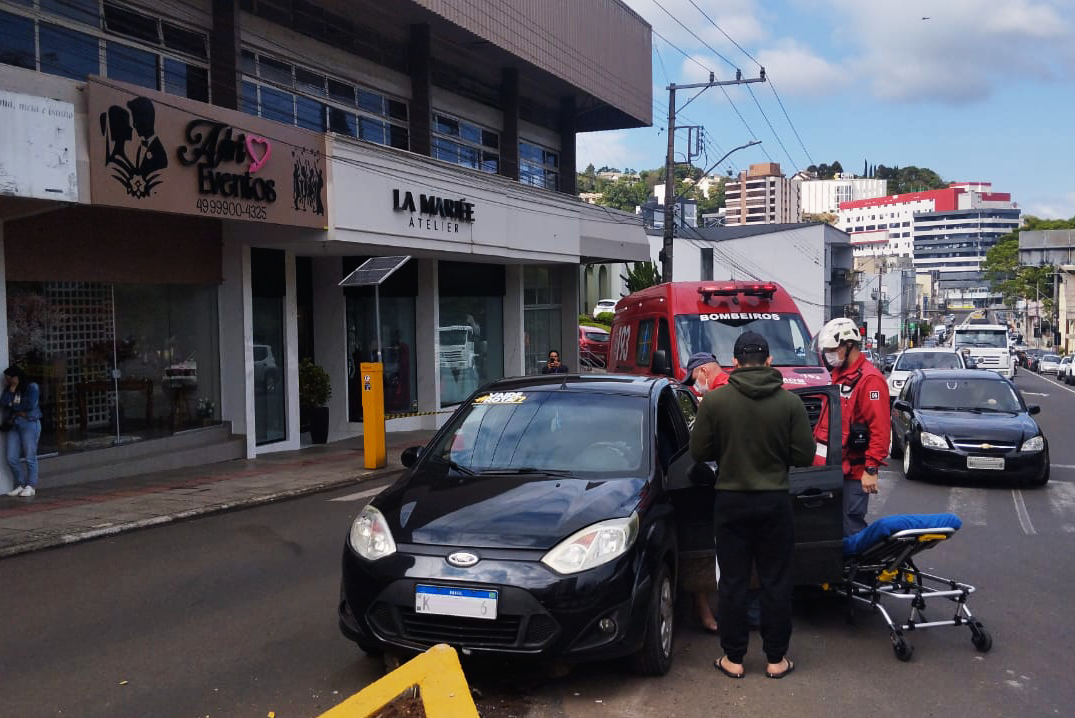 Motorista fica levemente ferido após colidir em canteiro no centro de Concórdia