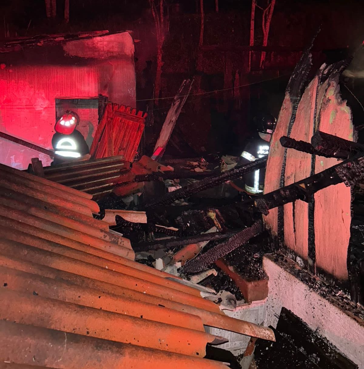 Bombeiros voluntários combatem incêndio residência