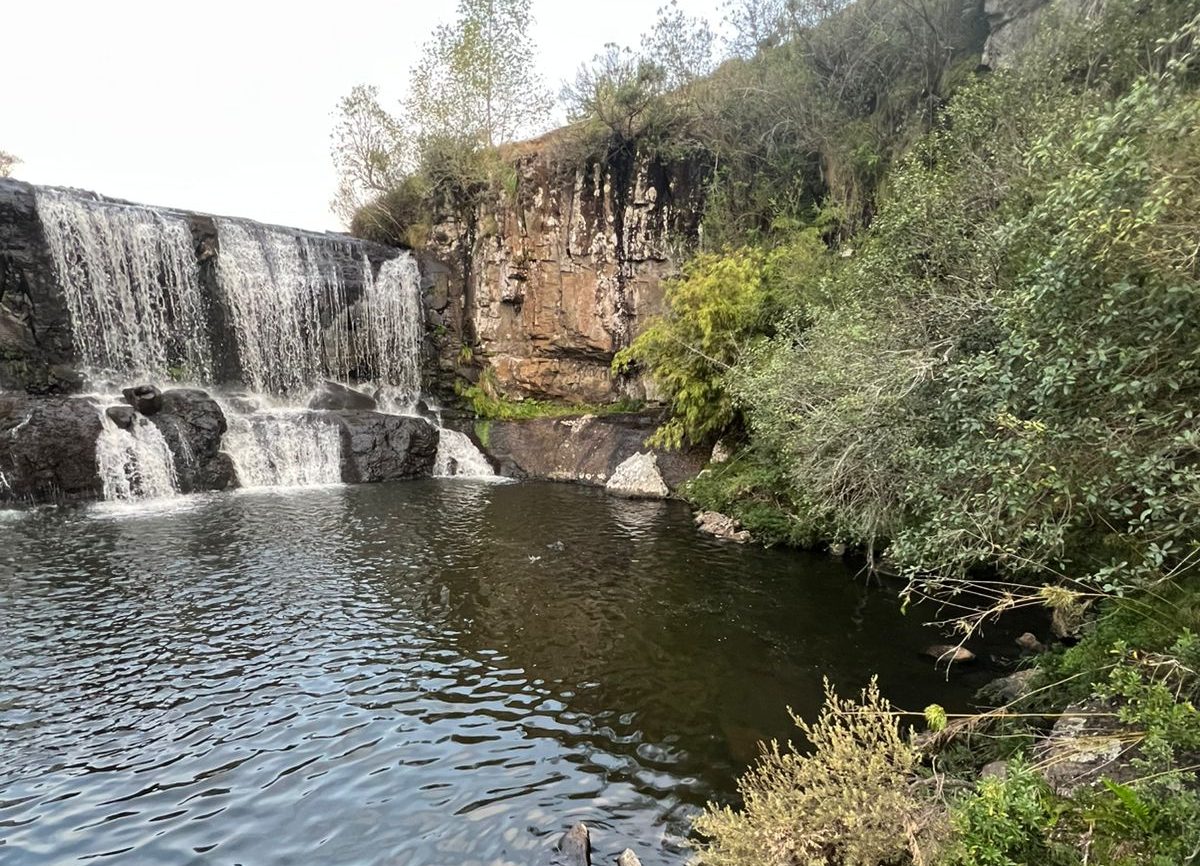 Adolescente de 15 anos desaparece na água após se afogar em cachoeira