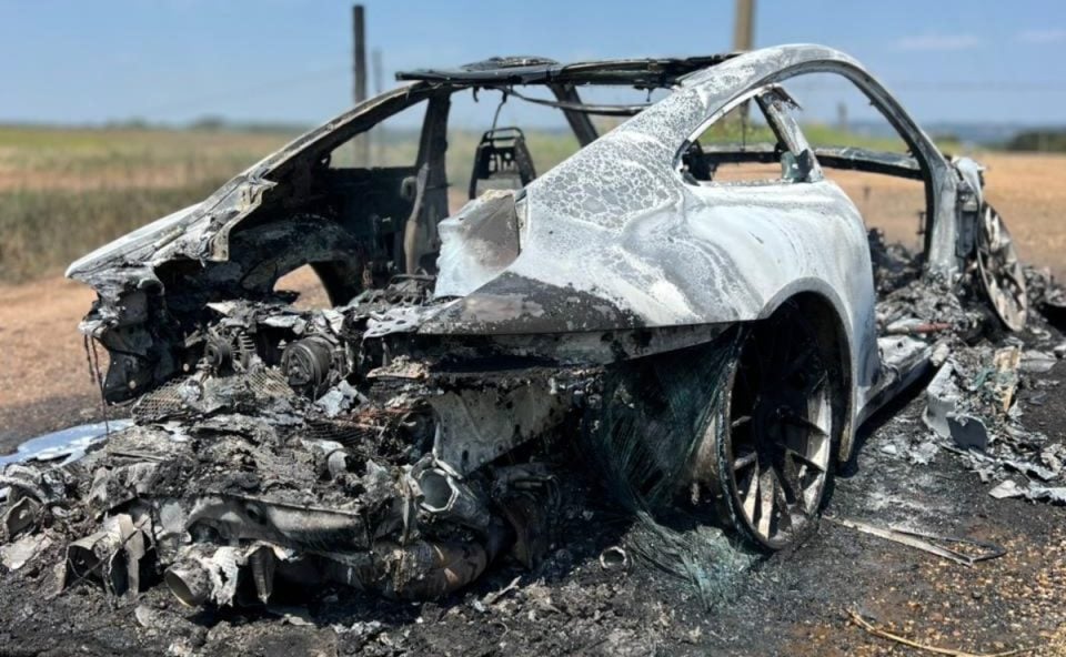 Dono de Porsche suspeito de incendiar carro e simular roubo no PR