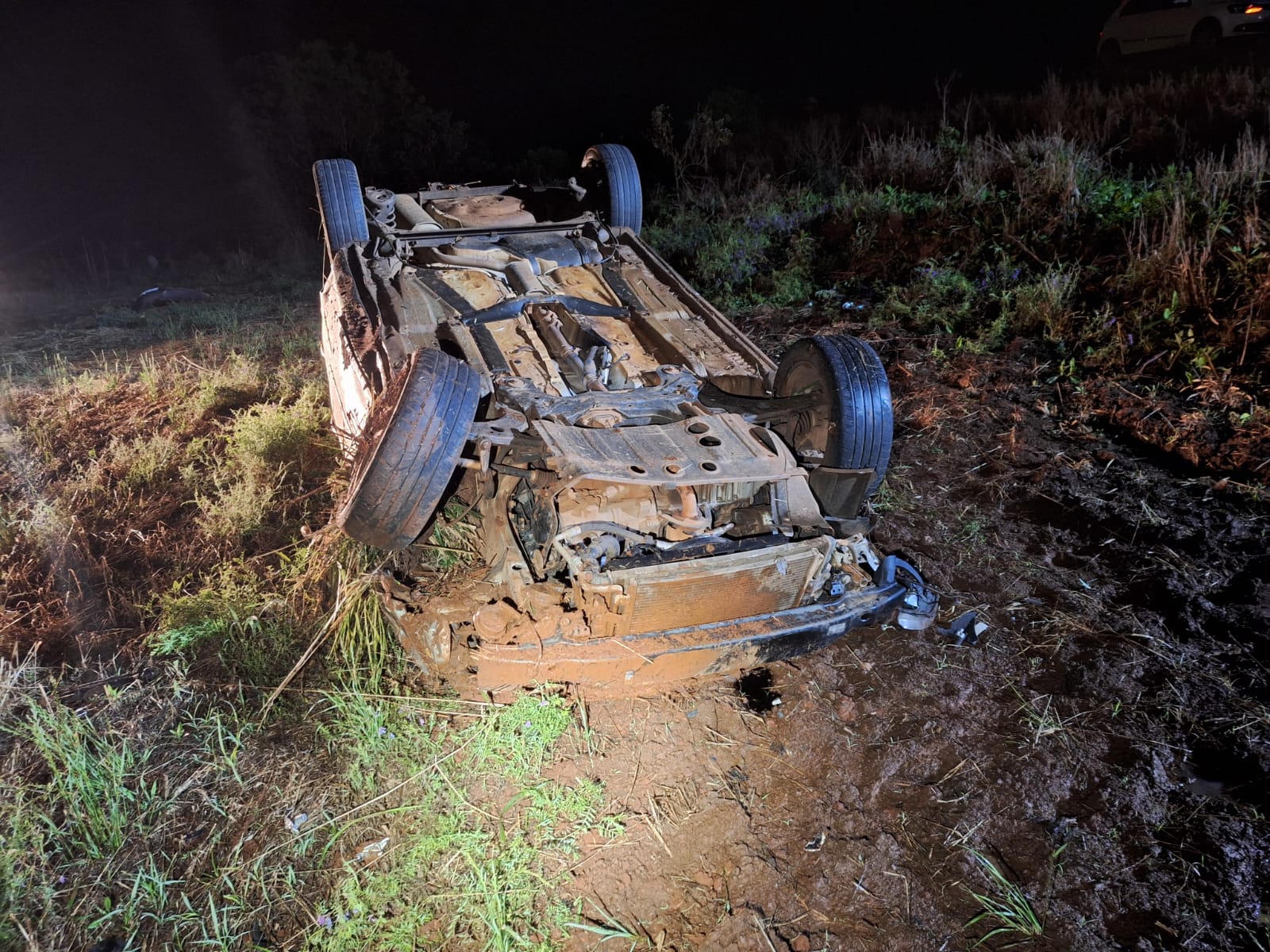 Carro fica destruído após jovem sair da pista e capotar na SC-480
