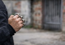 Mulher é ferida com soco inglês durante ataque em frigorífico Ataque em frigorífico: Mulher é ferida com soco inglês