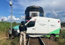 Trem arrasta ambulância por 200 metros e deixa feridos no PR Acidente entre trem e ambulância no PR: Quatro pessoas feridas