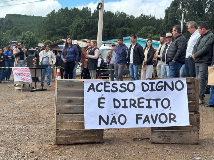 transito-moradores-de-ponte-serrada-fazem-manifestacao-em-trecho-da-br-282-marcado-por-tragedias-2-976