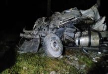 Motorista morre após carreta sair da pista e despencar em ribanceira na região