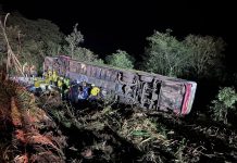 Três pessoas morrem e 40 ficam feridas após tombamento de ônibus no Oeste de SC
