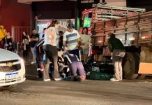 Motociclista fica ferido em colisão com caminhão na Rua 29 de Julho