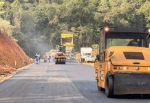 Empresa inicia aplicação da camada asfáltica no acesso ao bairro Frei Lency