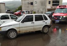 Mulher fica ferida em colisão entre dois carros no centro de Piratuba