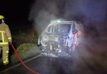 Van é destruída por incêndio no acesso à comunidade Nova Estrela, em Arabutã